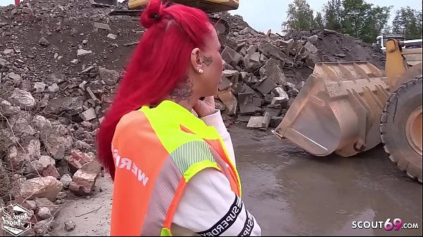 Anni Angel laesst sich von fremden Typen ohne Gummi mitten auf der Baustelle ficken – German Teen
