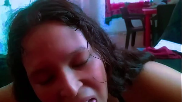 Casero: Mamada hasta recibir el semen en la cara (Facial). Hotwife compartida por su cornudo para hacer mamadas a sus amigos mientras el trabaja. Ella recibe todo la corrida en la cara y luego limpia la polla tragando semen