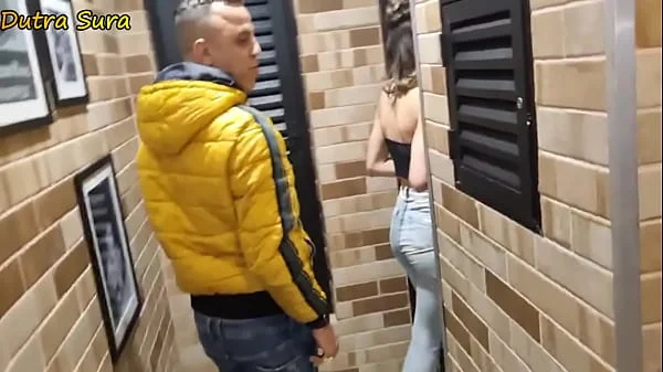 Fui no banheiro masculino da lanchonete, encontrei dois paus bem duros. Não aguentei, acabei metendo com os dois, fiquei toda marcada. Toda Hora Sem Parar