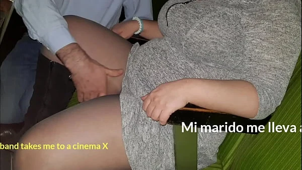 Gangbang en un cine X – Me follan varios hombres en un cine X delante de mi marido – parte 1