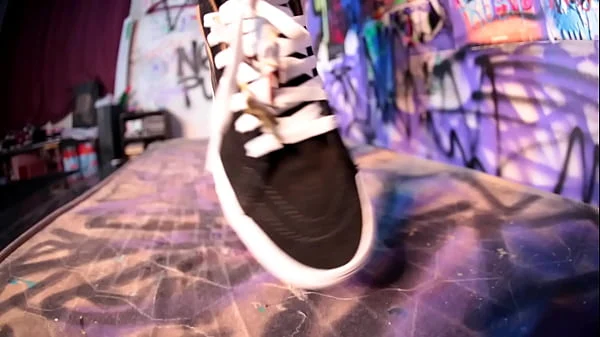 Giganta dominando escravo de pés – Giantess Dominates Foot Slave