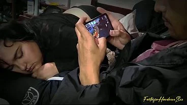 Jugando videojuegos en live mientras mi amiga se acuesta en mi regazo a descansar