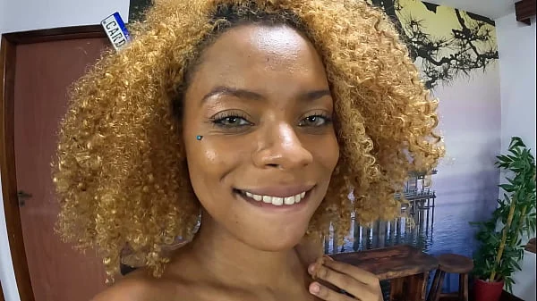 Rebeca Villar deu um show de oral e levou aquela gozada dentro