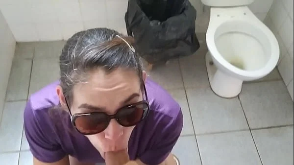 Sexo com estranho em banheiro público masculino, quase fomos pegos e isso me deixou com mais tesão ainda