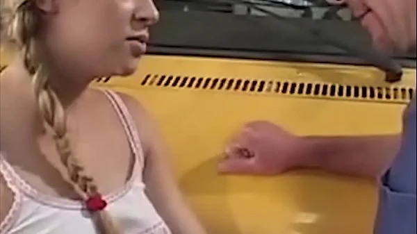 Um nicht erwischt zu werden sitzt sie im Schulbus … aber genau da ist der falsche Platz …. Erwischt und richtig genagelt geht sie strahlend nach Hause