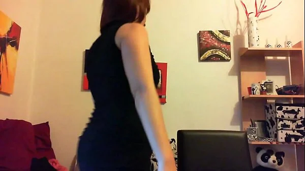 Uno schiavo segaiolo ama immaginare il suo portafoglio nelle mie mani mentre spendo tutti i suoi soldi in vestiti