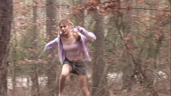 Uomini mascherati si fottono la ragazza nel bosco