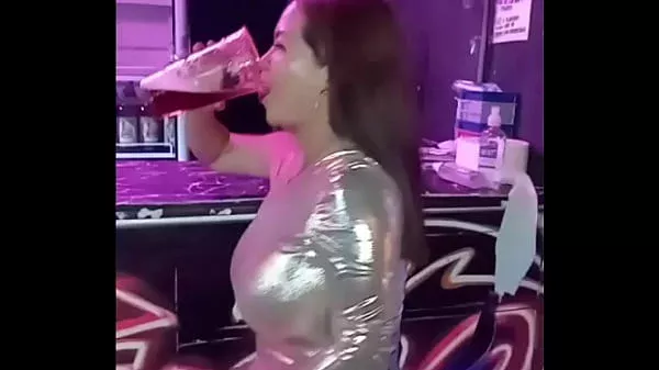 !Ando de pary y cachonda se me acerca este bombo y me folla en el baño de hombres casi nos cachan¡¡