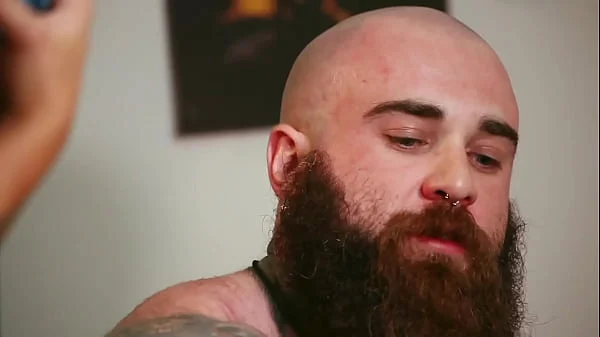 FOTÓGRAFA ATRAI HOMENS PARA SEU APARTAMENTO E DEPOIS TRANSA COM ELES PARA SEU PROJETO DE ARTE