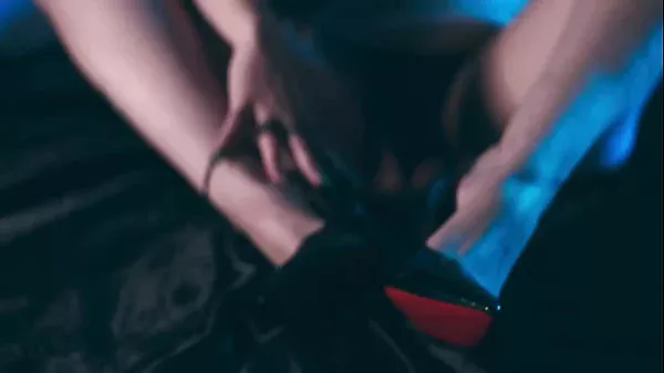 Gorgeous Marilou is Back to Evol Feet: Foot Worship and Hot Masturbation With The Queen