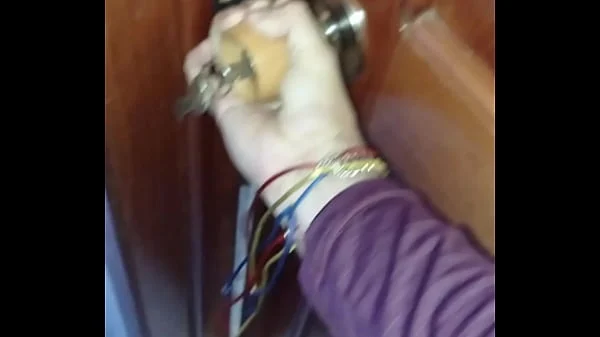 Mientras la empleada domestica se bañaba la vigile y la folle