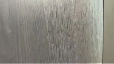 Modelo Webcam es atrapada por su hermanastro y se lo folla para que no diga nada