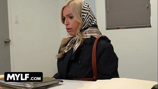 Private Investigator Catches A Hot Wife In The Act And Takes Advantage Of Her