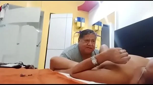 Viejito culion con sonrisa de oreja a oreja