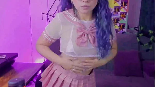 webcam disfrazada de colegiala juega a ser sexy y a jugar con sus pies y su consolador