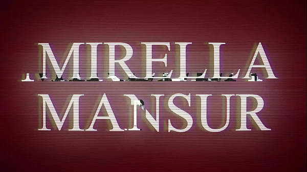 Brincadeira na piscina com três amigas