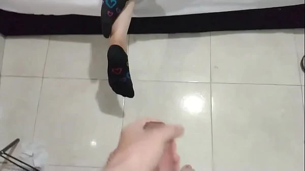 Deja que mi pequeña verga recorra tu coño apestoso