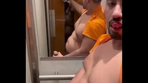 Il est temps de te rendre utile salope ! Tu ne vaux rien tant que tu n’as pas vidé les couilles de ton amant brésilie …