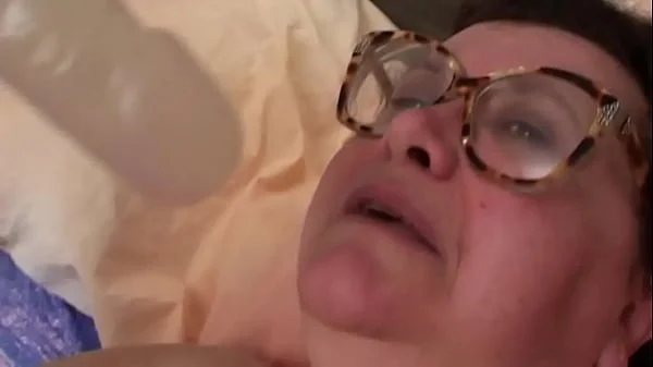 Una vecchia signora eccitata si masturba con un dildo a casa