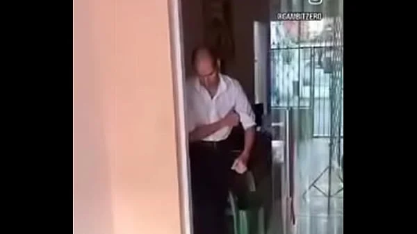 Velhinho toma leitinho na cara e gosa gostoso 100% verídico