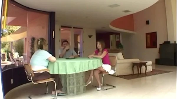 19y altes Mädchen bekommt ihr erstes Sperma ins Gesicht