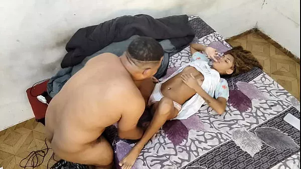 Minha enteada geme gostoso enquanto leva Estocadas na bunda.
