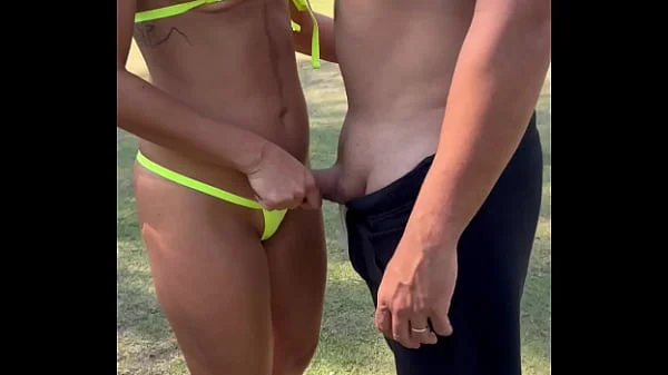 Rodeada de homens em dogging no estacionamento do Russo